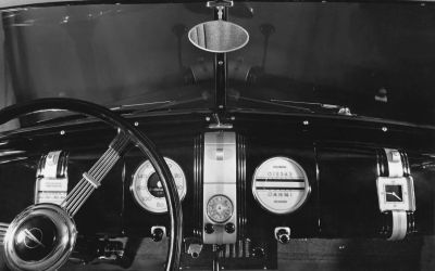 Autoradio-Einbau in historischem Opel Admiral von 1937 (Foto: Stellantis / Opel)