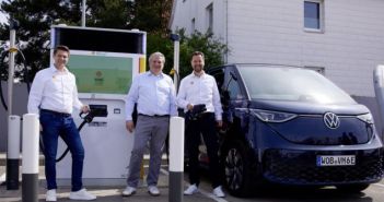 Shell und Volkswagen kooperieren bei Ausbau von Ladeinfrastruktur: Erste Flexpole-Ladestation (Foto: Volkswagen AG)