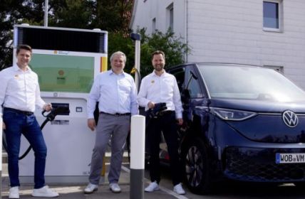 Shell und Volkswagen kooperieren bei Ausbau von Ladeinfrastruktur: Erste Flexpole-Ladestation (Foto: Volkswagen AG)