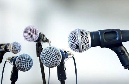 KI-Stimmen: Monoton und künstlich - noch keine Konkurrenz für (Foto: AdobeStock -  smile 646408758)