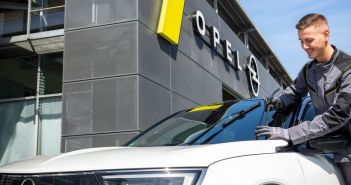 Opel-Händler bietet Scheibenwischer-Aktion für klaren Durchblick im (Foto: Stellantis Germany GmbH)