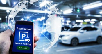 Smart Parking: Optimierte Parkraumnutzung durch Fahrzeugtechnologie (Foto: AdobeStock - 247355101 Vittaya 25)