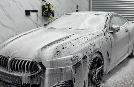Glänzende Ergebnisse dank Handwäsche, Ceramic-Coating präziser Folierung bei Carsthetics Leipziger Carsthetics Detailing: Handwäsche, Politur und Keramikversiegelung für (Foto: Carsthetics Detailing GmbH)